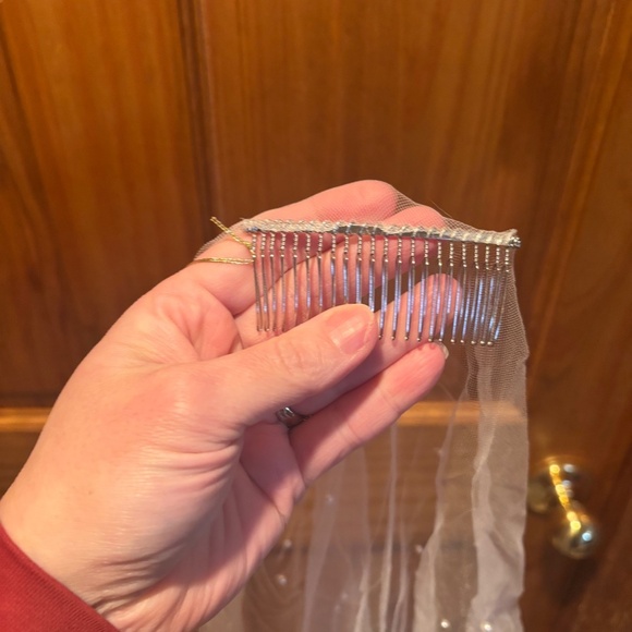 Brides and Hairpins Scattered Pearl Fingertip Veil NWT - Picture 4 of 5